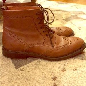 Men's wing-tipped leather ankle boots